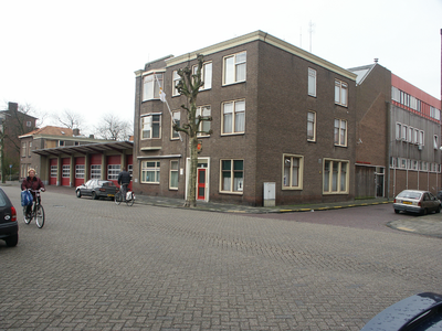 36395 De brandweerkazerne in de Van Dishoeckstraat in Vlissingen. Rechts de Van de Spiegelstraat