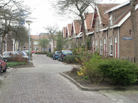 36408 De Callenfelsstraat gezien in de richting van de Kasteelstraat. De huizen rechts behoren bij een complex van ...