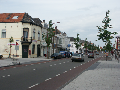 36464 De westzijde van de Scheldestraat vanaf de hoek Glacisstraat. Vanaf links: Nummer 5, winkel in geestverruimende ...