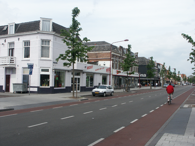 36465 De westzijde van de Scheldestraat vanaf de hoek Kasteelstraat. Vanaf links de bloemenwinkel van Mies, daarnaast ...