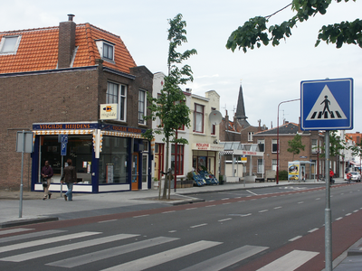 36467 De westzijde van de Scheldestraat vanaf de hoek Bouwen Ewoutstraat. Vanaf links Visgilde Heijdens (Scheldestraat ...