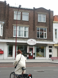 36470 De oostzijde van de Scheldestraat. Brood- en banketbakkerij J.B. van de Kop, Scheldestraat 58