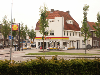 36522 Kruising Singel, Paul Krugerstraat en Bloemenlaan Midden op de foto staat benzinepompstation De Singel, Singel 254