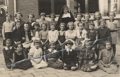 36579 Klas 4 van de Rooms-Katholieke Meisjesschool in de Breestraat