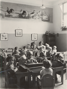 36581 Schoolklasje van de Nutskleuterschool (Fröbelschooltje) in de Hobeinstraat