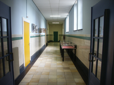 36607 Interieur van het Van Doesburgcentrum aan de Brouwenaarstraat.Eén der gangen in dit voormalig schoolgebouw (R.H.B.S.).