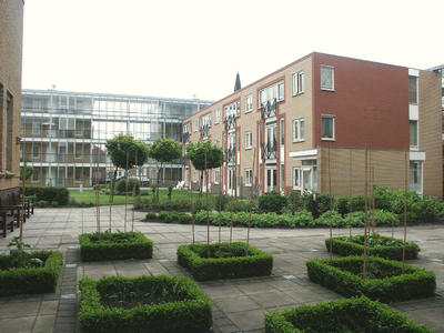36608 Binnenplaats en tuin van het Woonzorgcentrum Theo van Doesburg, Doctor Ottestraat 1 - 95