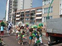 36718 Tropisch dansfestijn Pinkparade op Boulevard Bankert. Div. trucks met dans en muziek startten op Boulevard ...