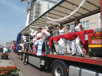 36719 Tropisch dansfestijn Pinkparade op Boulevard Bankert. Div. trucks met dans en muziek startten op Boulevard ...