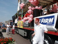 36720 Tropisch dansfestijn Pinkparade op Boulevard Bankert. Div. trucks met dans en muziek startten op Boulevard ...
