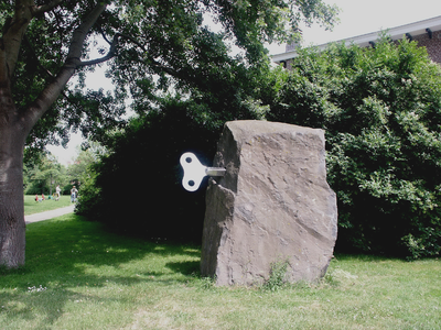 36771 Basaltsculptuur in het park aan de Julianalaan, hoek Badhuisstraat. Het kunstwerk is gemaakt door Jan Haas. Het ...