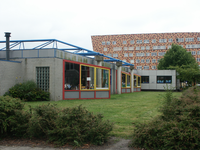 36870 De Ravensteinschool, openbare basisschool, Hogeweg 74 gezien vanaf de Schuitvaartgracht met op de achtergrond het ...