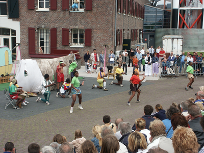 36907 Het jaarlijkse Straatfestival te Vlissingen. Optreden van de Zuid-Afrikaanse dansgroep Thesele Company bij het ...