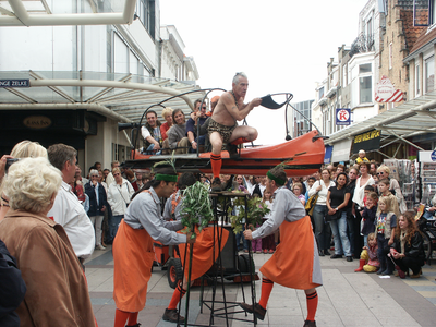 36911 De 24e editie van het jaarlijkse Straatfestival te Vlissingen. Optreden van de Engelse groep Moving People in de ...