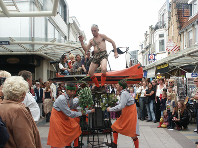 36912 De 24e editie van het jaarlijkse Straatfestival te Vlissingen. Optreden van de Engelse groep Moving People in de ...