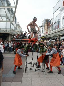 36913 De 24e editie van het jaarlijkse Straatfestival te Vlissingen. Optreden van de Engelse groep Moving People in de ...