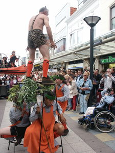 36914 De 24e editie van het jaarlijkse Straatfestival te Vlissingen. Optreden van de Engelse groep Moving People in de ...