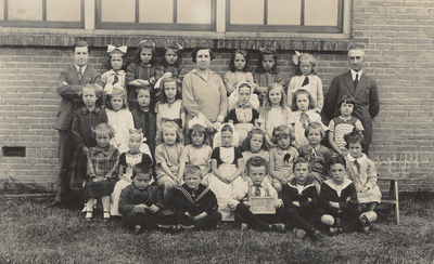 37043 Klas 2 van basisschool De Burcht, school met de Bijbel, Oranjeplein 16 in Oost-Souburg. De school is opgericht in 1894