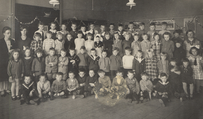 37044 Basisschool De Burcht, school met de Bijbel , Oranjeplein 16 in Oost-Souburg. De school is opgericht in 1894