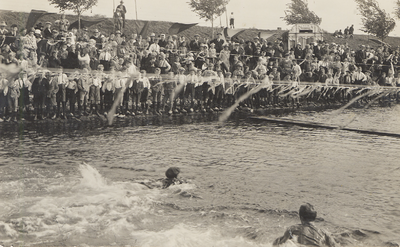 37049 Zwemfeest te Souburg in het Kanaal door Walcheren bij de zwemschool
