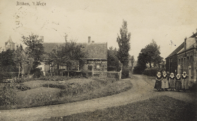 37056 Ritthem, 't Wegje Het Wegje te Ritthem met het huisje van Jacoba Verhage. De meisjes op de foto zijn van links ...