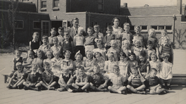 37068 Klas 1 van de Oranjeschool aan de Bloemenlaan op het schoolplein. Bovenste rij van l. naar r.: Henk Heijman, Bert ...