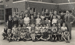 37069 Klas 3 van de Oranjeschool aan de Bloemenlaan op het schoolplein. Bovenste rij van l. naar r.: Wim Kruijsse, Leen ...
