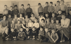 37071 Schoolklasje van de Prinses Beatrixkleuterschool aan het Oranjeplein in Oost-Souburg. Bovenste rij van links naar ...