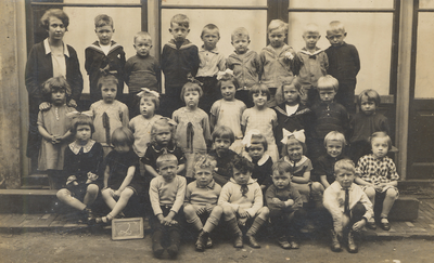 37079 Kleuterschool (bewaarschool) in de Glacisstraat, klas 2.Op de 3e rij vanaf boven, 3e van links zit Annie Burgers.