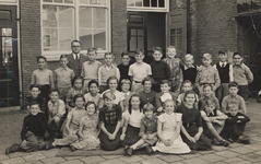 37083 Klas 6 van de Rooms-Katholieke (R.K.) jongensschool in de Glacisstraat. Dit was de eerste gemengde klas, jongens ...