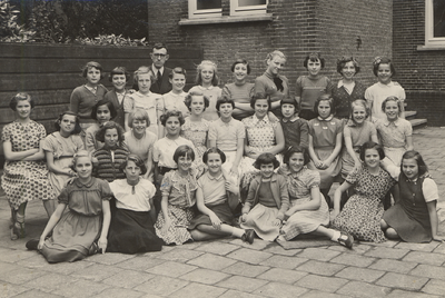 37122 Klas 6 van de Rooms-Katholieke (R.K.) meisjesschool aan de Breestraat. Boven staat onderwijzer van der Ploeg. ...
