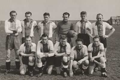 37138 Elftalfoto van voetbalclub de Zeeuwen. Staand van l. naar r.: Cor Bode, Arie Schinkel, Leen Huibrechtse, Gillis ...