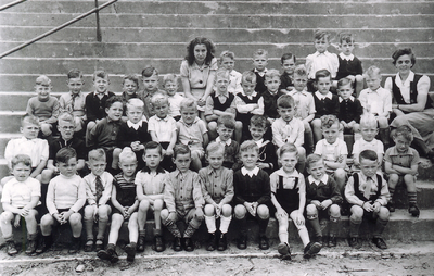 37188 De kinderen van de Prinses Beatrix kleuterschool aan de Glacisstraat op de Leeuwentrap. Bovenste rij, 3e van ...