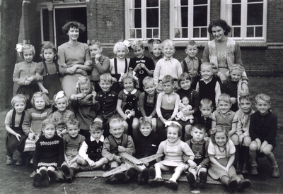 37191 Gereformeerde kleuterschool in de Kasteelstraat. Het schooltje was gevestigd op de benedenverdieping van het ...