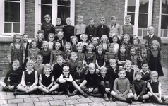 37193 Klas 3 van de Gereformeerde school in de Kasteelstraat. Bovenste rij van l. naar r.: Harry Blauw, Piet de Koning, ...