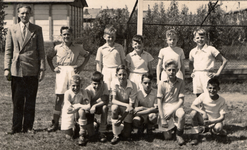 37197 Juniorenelftal van K.S.V. Walcheren, afd. voetbal op het hockeyveld te Middelburg.Staand van l. naar r.: dhr. ...