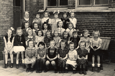 37236 Klas 1 van de Rooms-Katholieke Meisjesschool aan de Breestraat. Bovenste rij van l. naar r.: onderwijzeres ...