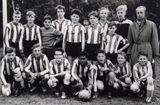 37340 Voetbalelftal VC Vlissingen junioren B1.Bovenste rij van l. naar r.: Harry Houtzager, Frans Kolijn, Piet ...