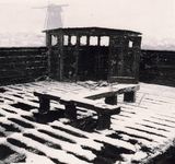 37355 Tweede Wereldoorlog. Op het dak van de door brand getroffen houten uitkijkpost van de Duitse Wehrmacht. Deze ...