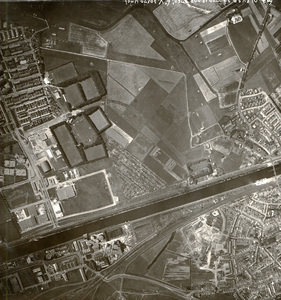 37356 Luchtfoto gedeelte van Vlissingen en Oost- en West-Souburg. Onderaan de foto het gebied ten noorden en zuiden van ...