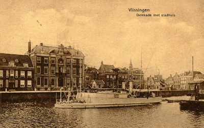 37394 Vlissingen Dokkade met stadhuis . Gezicht op de Houtkade met het stadhuis (Van Dishoeckhuis) en rechts op de ...