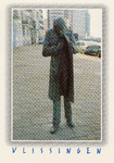 37402 Vlissingen Mens, zee en wind ('t Rokertje') beeld van Herman Bisschop . Bronzen beeld op het trottoir van ...