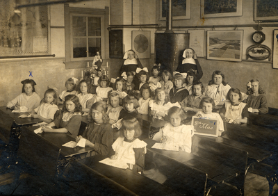 37503 Klas 5 van de Rooms-Katholieke Meisjesschool aan de Breestraat. Uiterst links zit Maria van Wijk