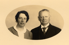 37529 Portretfoto van burgemeester C.A. van Woelderen en zijn vrouw C.C. van Woelderen-Sprenger.