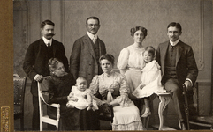37536 Familiefoto van Woelderen.Boven van l. naar r.: Carel Albert van Woelderen, geb. 12 juli 1877 te Vlissingen. ...