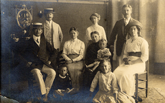 37537 Familiefoto van Woelderen.Staand van l. naar r.: Carel Albert van Woelderen, geb. 12 juli 1877 te Vlissingen. ...