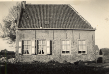 37620 Hofstede Lammerenburg aan de Koudekerkseweg (nu Gerbrandystraat). Het oude huis en de nieuw gebouwde schuur na de ...