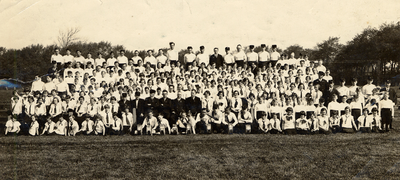 37625 Groepsfoto van misschien gymnastiekvereniging VTV ?.Op het sportveld aan de Koudekerkseweg?