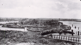 37668 Luchtfoto van Vlissingen. De oorlogsverwoestingen gezien vanaf het Eiland. Gezicht op de sluizen, de binnenhaven, ...