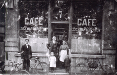 37676 Café De Zwarte Ruiter , Bellamypark 7, aan de westzijde. In de deuropening staan eigenaar Johannes Baptist ...